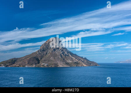 L''île de Telendos vu à travers l'eau de Kalymnos, Grèce, Massouri Banque D'Images