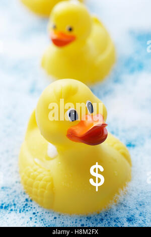 Rangée de canards en caoutchouc in Bubble Bath Banque D'Images