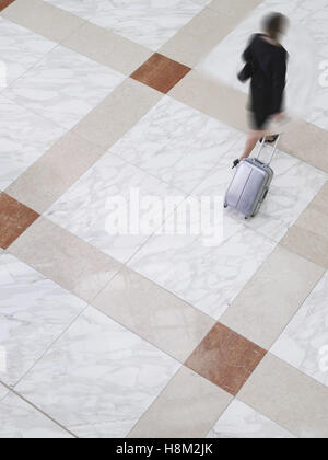Business Woman walking in a blurred motion Banque D'Images