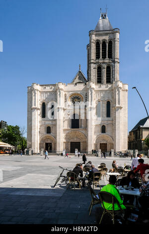 La France. Saint Denis. est une grande abbaye médiévale église dans la ville de Saint-Denis, aujourd'hui une banlieue nord de Paris. Le bâtiment j Banque D'Images