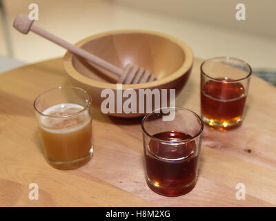 Assortiment miels intérieur en bois et en verre de type balancier Miel et bol Banque D'Images