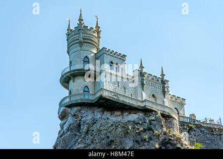 L'ancien château Swallow's Nest sur fond de ciel bleu Banque D'Images