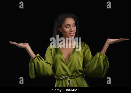 Portrait de jeune femme afro-américaine de choisir entre deux options différentes Banque D'Images