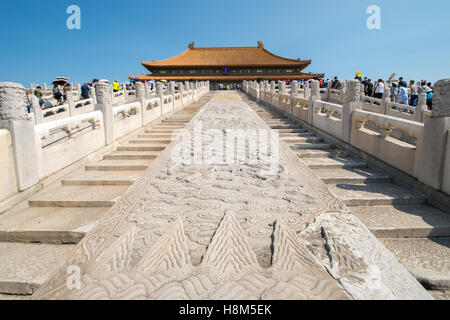 Beijing Chine - Touristes marcher et prendre des photos à leur entrée dans le musée du palais situé dans la Cité Interdite. Banque D'Images