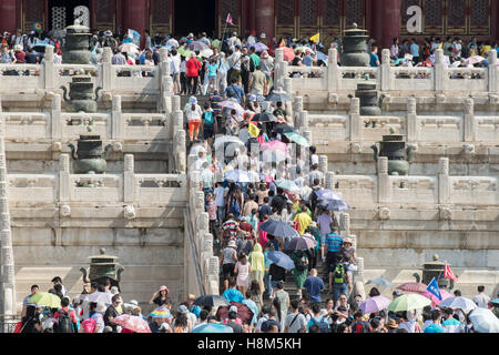 Beijing Chine - Touristes marcher et prendre des photos à leur entrée dans le musée du palais situé dans la Cité Interdite. Banque D'Images