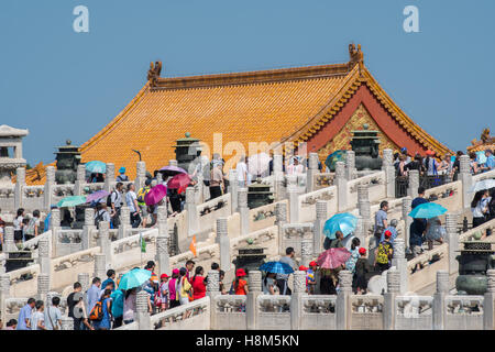 Beijing Chine - Touristes marcher et prendre des photos à leur entrée dans le musée du palais situé dans la Cité Interdite. Banque D'Images