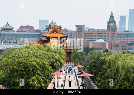 Beijing Chine - Touristes marcher et prendre des photos de la Cité Interdite. La ville moderne de Beijing est en arrière-plan. Banque D'Images