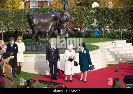 La Reine, à Newmarket, aujourd'hui (le 3 nov) où elle a dévoilé une statue d'elle-même avec deux chevaux à Newmarket Suffolk. La Reine a aujourd'hui (jeudi) a dévoilé une statue d'elle-même controversée - construit après l'abattage d'un arbre commémoratif à un homme est la fin de l'épouse. Sa Majesté a révélé la statue d'elle-même, faite pour commémorer son 90ème anniversaire et placés dans un parc à Newmarket, Suffolk, où huit arbres commémoratifs ont été visés par le conseil de ville plus tôt cette année pour faire de la place. Banque D'Images