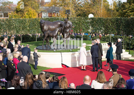 La Reine, à Newmarket, aujourd'hui (le 3 nov) où elle a dévoilé une statue d'elle-même avec deux chevaux à Newmarket Suffolk. La Reine a aujourd'hui (jeudi) a dévoilé une statue d'elle-même controversée - construit après l'abattage d'un arbre commémoratif à un homme est la fin de l'épouse. Sa Majesté a révélé la statue d'elle-même, faite pour commémorer son 90ème anniversaire et placés dans un parc à Newmarket, Suffolk, où huit arbres commémoratifs ont été visés par le conseil de ville plus tôt cette année pour faire de la place. Banque D'Images