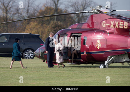 La Reine, à Newmarket, aujourd'hui (le 3 nov) où elle a dévoilé une statue d'elle-même avec deux chevaux à Newmarket Suffolk. La Reine a aujourd'hui (jeudi) a dévoilé une statue d'elle-même controversée - construit après l'abattage d'un arbre commémoratif à un homme est la fin de l'épouse. Sa Majesté a révélé la statue d'elle-même, faite pour commémorer son 90ème anniversaire et placés dans un parc à Newmarket, Suffolk, où huit arbres commémoratifs ont été visés par le conseil de ville plus tôt cette année pour faire de la place. Banque D'Images