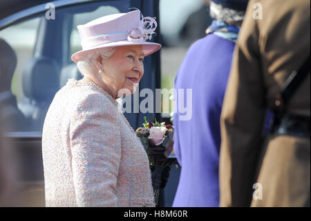 La Reine, à Newmarket, aujourd'hui (le 3 nov) où elle a dévoilé une statue d'elle-même avec deux chevaux à Newmarket Suffolk. La Reine a aujourd'hui (jeudi) a dévoilé une statue d'elle-même controversée - construit après l'abattage d'un arbre commémoratif à un homme est la fin de l'épouse. Sa Majesté a révélé la statue d'elle-même, faite pour commémorer son 90ème anniversaire et placés dans un parc à Newmarket, Suffolk, où huit arbres commémoratifs ont été visés par le conseil de ville plus tôt cette année pour faire de la place. Banque D'Images