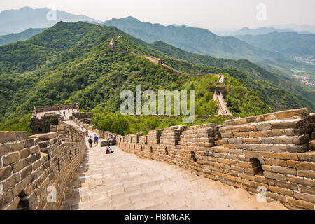 Mutianyu, Chine - paysage de touristes de prendre des photos et marcher sur la Grande Muraille de Chine. Le mur s'étend sur plus de 6,0 Banque D'Images