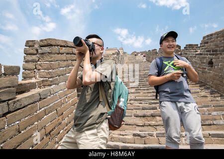 Mutianyu, Chine - vue rapprochée de touristes de prendre des photos et marcher sur la Grande Muraille de Chine. Le mur s'étend sur 6,00 Banque D'Images