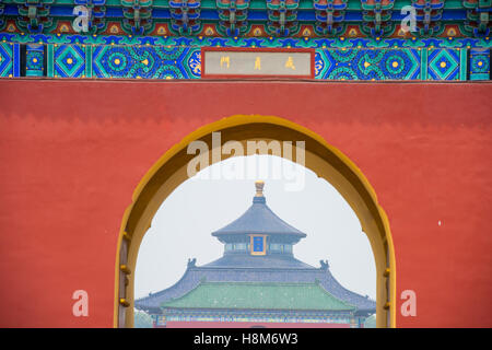 Beijing, Chine - à l'extérieur des portes du Temple du Ciel, autel sacrificiel impérial situé dans le centre de Pékin. Banque D'Images