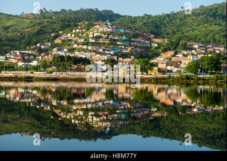 Carte postale panoramique de la ville colorée de São Félix, divisé par le Rio Paraguaçu River de la ville historique de Cachoeira Banque D'Images