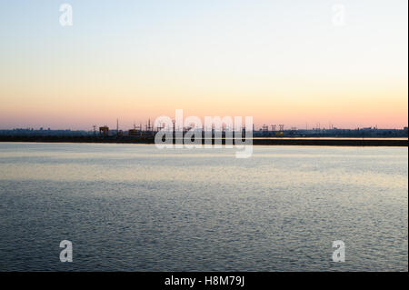 Magnifique coucher de soleil et vue sur la centrale hydroélectrique de la Volga Volga ou GES . Power Station et Volga , Russie Banque D'Images