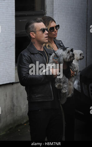 Robbie Williams et sa femme Ayda Field, parler aux fans d'attente après être apparu sur ITV's Loose Women show. Banque D'Images