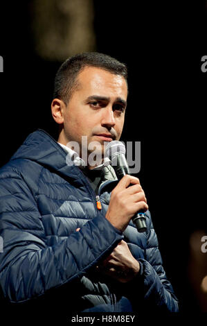 12/11/2016 Italie, Lombardie, Crema, Luigi Di Maio, Vice-président de la Chambre des députés pour le mouvement 5 étoiles Banque D'Images