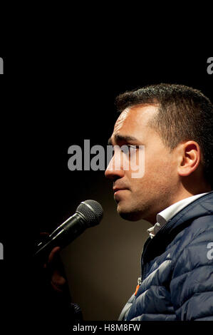 12/11/2016 Italie, Lombardie, Crema, Luigi Di Maio, Vice-président de la Chambre des députés pour le mouvement 5 étoiles Banque D'Images