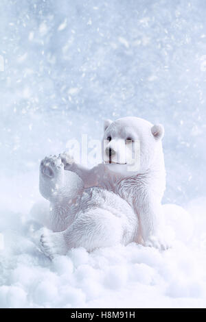 L'ours polaire figure dans la neige avec ton cool Banque D'Images