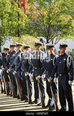 United States Coast Guard Academy Silent Drill Team, NYC, USA Banque D'Images