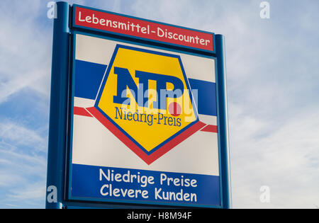 BURG / ALLEMAGNE - 13 NOVEMBRE 2016 : à partir de la Direction générale de la chaîne de supermarchés de NP. Niedrig-Preis marché est un discounter alimentaire Banque D'Images