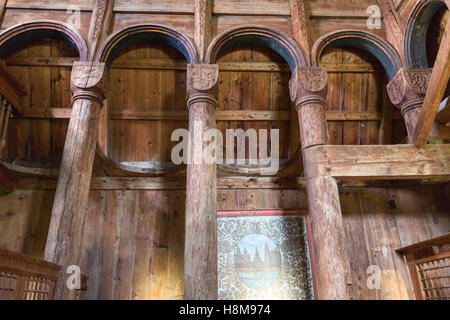 Capitale de colonnes en bois dans l'Église Urnes, Ornes, lustre, comté de Sogn og Fjordane, Norvège Banque D'Images