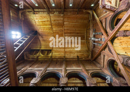 Haut plafond en bois de l'église de Urnes, Ornes, lustre, comté de Sogn og Fjordane, Norvège Banque D'Images