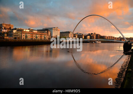 Newcastle Quayside tôt le matin sur la Tyne. (Tyne) Banque D'Images