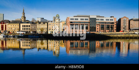 Le Quayside Newcastle upon Tyne Newcastle y compris le Tribunal de la Couronne Banque D'Images