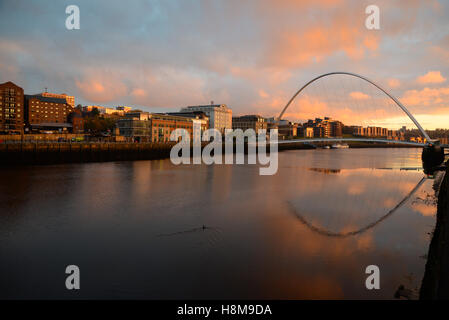 Newcastle Quayside tôt le matin sur la Tyne. (Tyne) Banque D'Images