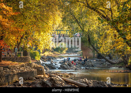 Les personnes bénéficiant d'une belle journée d'automne sur la rivière Chattahoochee dans le village alpin de la ville de style bavarois d'Helen, la Géorgie. Banque D'Images