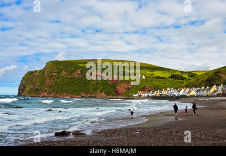 Baie au village de pêcheurs de Pennan, Aberdeenshire, Ecosse, Royaume-Uni Banque D'Images