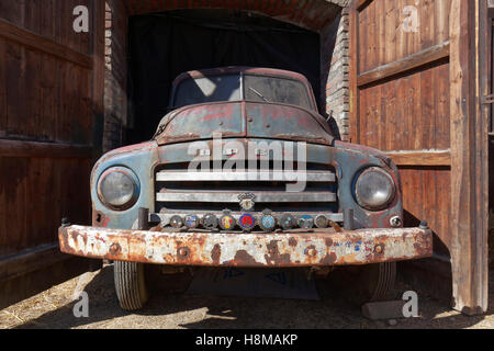 Opel Blitz 1960 vintage rouillé, à l'ouverture d'un garage, Niederrhein, Rhénanie du Nord-Westphalie, Allemagne Banque D'Images