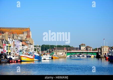 Vue de la feuille double pont à bascule et les chalutiers dans le port, Weymouth, Dorset, Angleterre, Royaume-Uni, Europe de l'Ouest. Banque D'Images