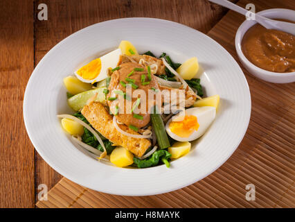 Gado-gado salade indonésienne servi avec sauce aux arachides. Ingrédients : tofu, épinards, haricots, soja, germes de pommes de terre, concombre Banque D'Images