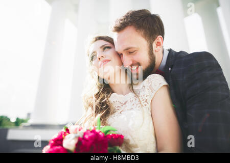 Beau couple, mariés posant près de Big White column Banque D'Images