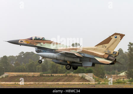 De l'air israélienne (IAF) F-16C (Barak) Avion de chasse au décollage Banque D'Images