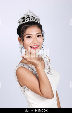 Un portrait de belle asian woman wearing wedding dress Banque D'Images