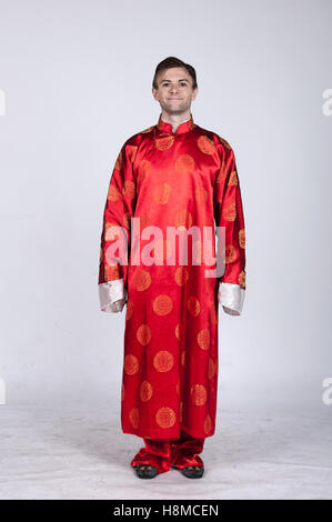 Homme De Race Blanche Dans Une Tenue De Mariage Chinois