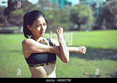 Beautiful asian woman stretching her muscles avant son terme Banque D'Images