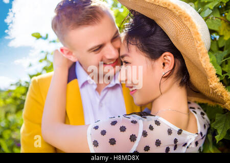 Close-up of loving couple outdoors Banque D'Images