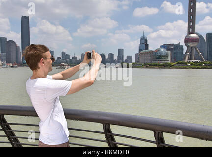 Man prend une photo de la Shanghai Skyline Banque D'Images