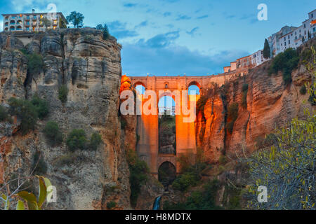 Puente Nuevo, nouveau pont, de nuit à Ronda, Espagne Banque D'Images