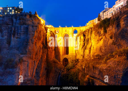 Puente Nuevo, nouveau pont, de nuit à Ronda, Espagne Banque D'Images