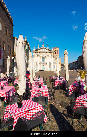 Terrasse de restaurant, Piazza Sordello, Mantoue, Lombardie, Italie Banque D'Images