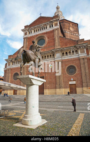 Statua del regisole et Duomo, la cathédrale, la Piazza del Duomo, Pavie, Lombardie, Italie Banque D'Images