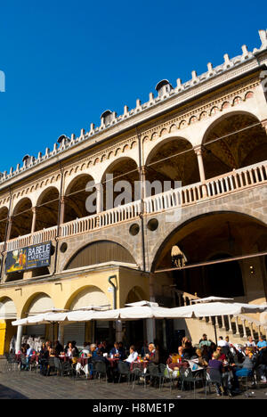 Café, en face du Palazzo della Ragione, Piazza delle Erbe, Padoue, Vénétie, Italie Banque D'Images