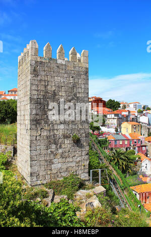 Muralhas Fernandinas (Ferdinand) et funiculaire Hill dans la vieille ville de Porto, Portugal Banque D'Images