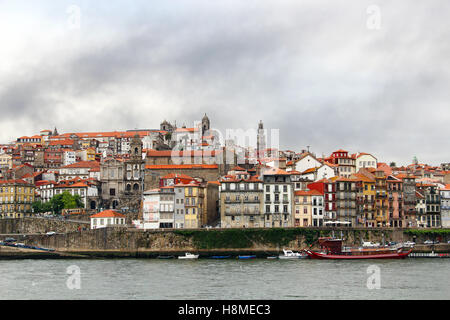 La rivière Douro et Porto vieille ville, Portugal Banque D'Images